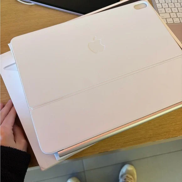 Like-New Apple Magic Keyboard for iPad Air 13-inch - Picture 5 of 8